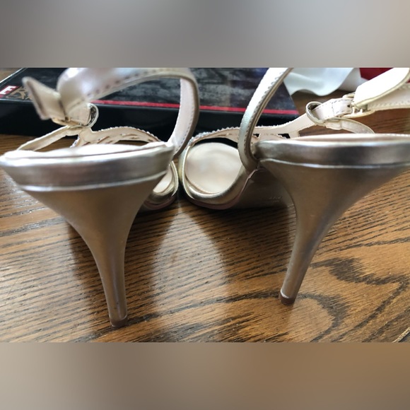 NWT  E LIVE FROM THE RED CARPET Sequin Silver Heels Sandals  Metallic 6 1/2 M - Picture 3 of 3